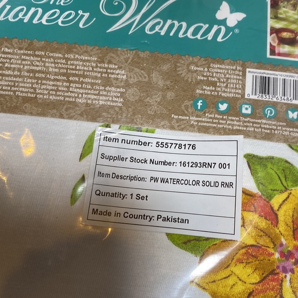 Pioneer Woman 🦋Reversible Poinsettia 🎄Table Runner, Brand New! 🎄 - Picture 8 of 8